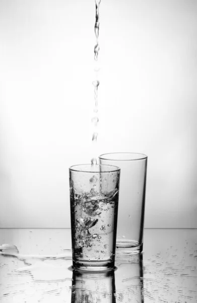 Dvě sklenice a kapky vody — Stock fotografie