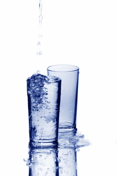 Два стакана и капли воды — стоковое фото