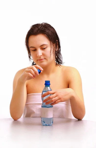 Ein junges Mädchen mit einer Flasche Wasser — Stockfoto