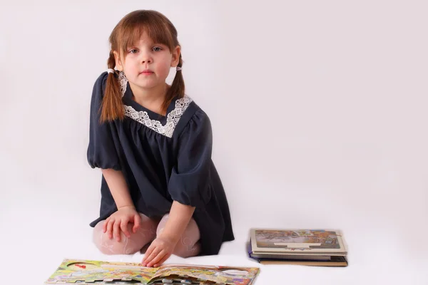 En liten flicka och böcker — Stockfoto