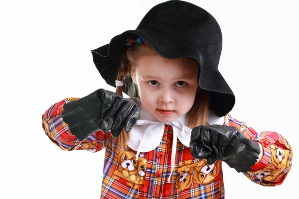 Ein kleines Mädchen mit Hut und Handschuhen boxt — Stockfoto