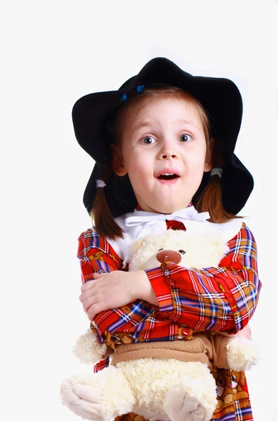 Una niña en el sombrero con un osito de peluche — Foto de Stock