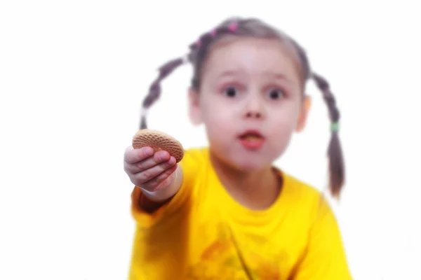 一个小女孩提供饼干 — 图库照片