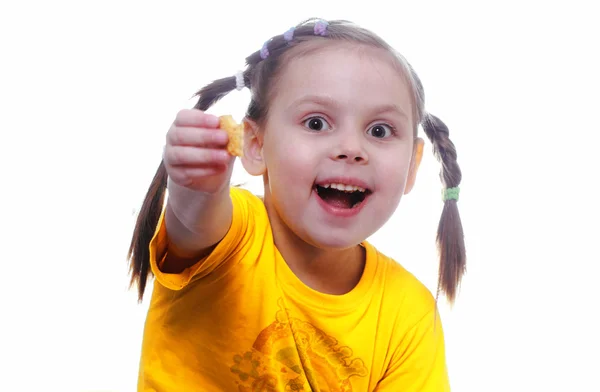 Una niña ofrece un pedazo de galleta — Foto de Stock