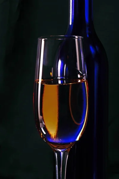 Een wijnglas en een fles — Stockfoto