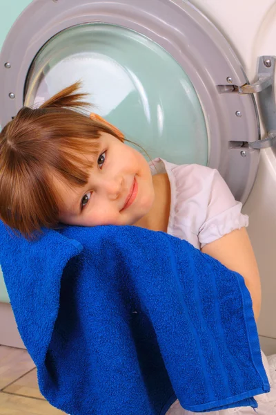 Ein kleines Mädchen bekommt nach dem Waschen ein Handtuch — Stockfoto