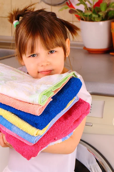 Mała dziewczynka chodzi do prać ręczniki — Zdjęcie stockowe
