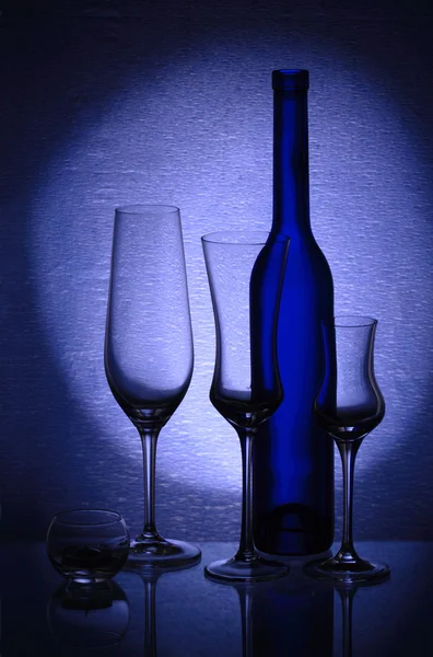 Три бокала вина, подсвечник и бутылка — стоковое фото