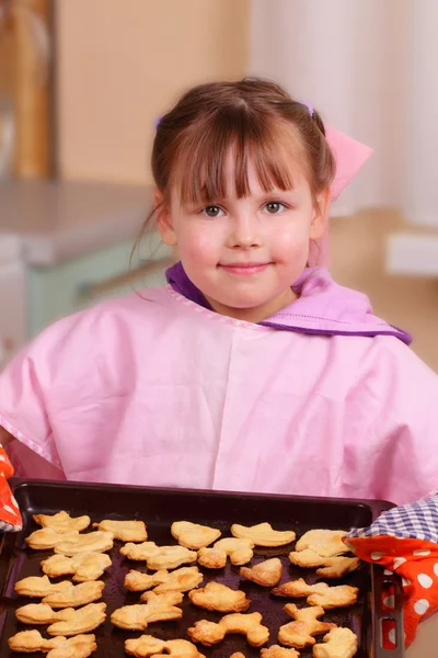 Little girl bakes biscuits — Stock Photo, Image