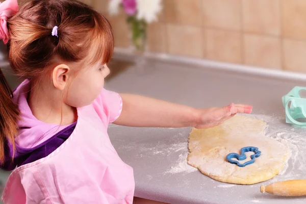 Маленькая девочка готовит печенье — стоковое фото