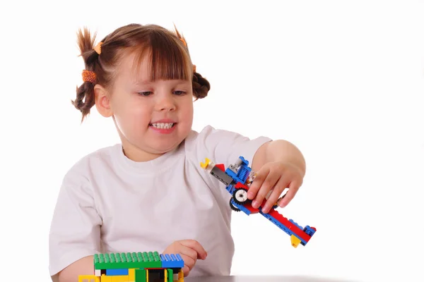 Kleines Mädchen hält ein Spielzeugflugzeug in der Hand — Stockfoto