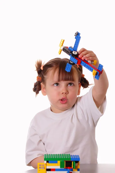 Menina brinca com um avião de brinquedo — Fotografia de Stock