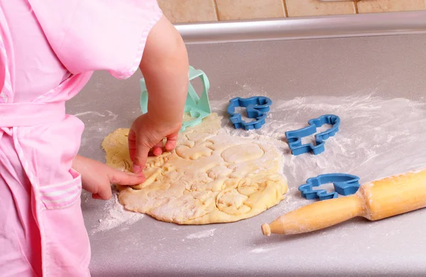 Little hands prepare biscuits in the kitchen — Stock Photo, Image