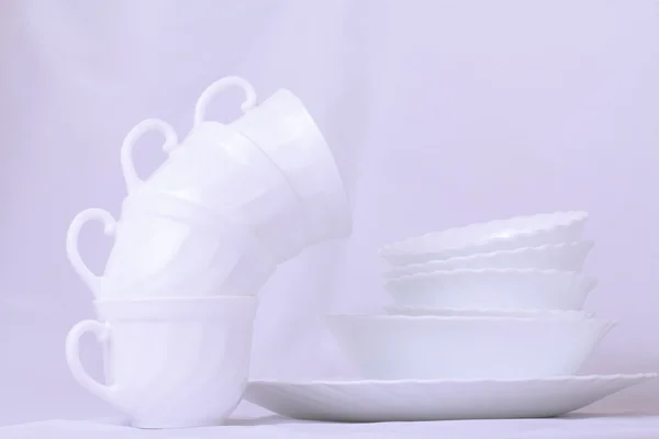 Set di piatti bianchi sul tavolo — Foto Stock
