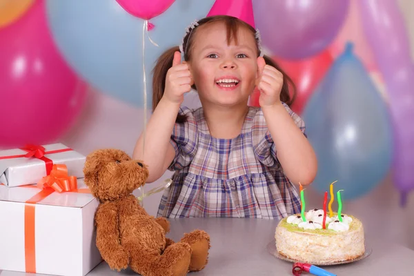 Lustiges kleines Mädchen feiert Geburtstag — Stockfoto