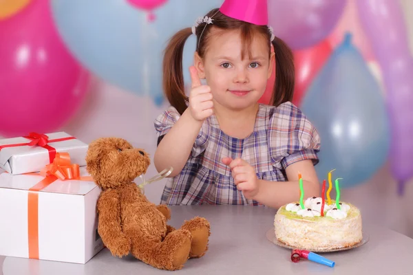 Lächelndes kleines Mädchen feiert Geburtstag — Stockfoto