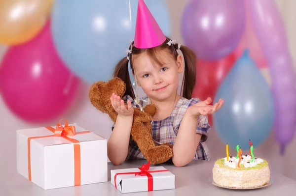 Lustiges kleines Mädchen an ihrem Geburtstag — Stockfoto