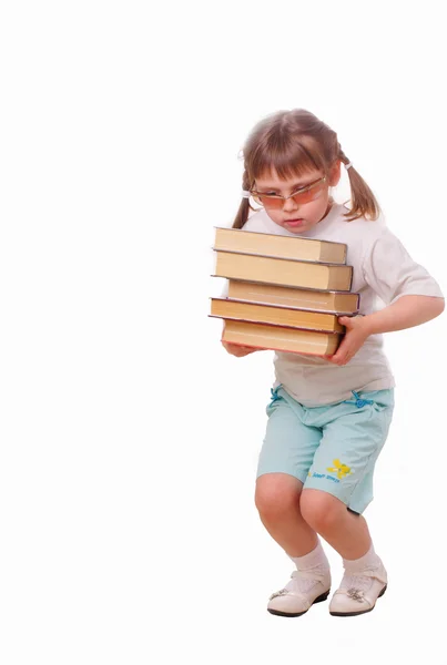Klein meisje in zonnebril draagt een stapel boeken — Stockfoto
