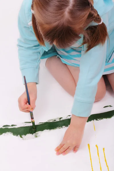 Küçük kız güzel bir resmi boyar — Stok fotoğraf