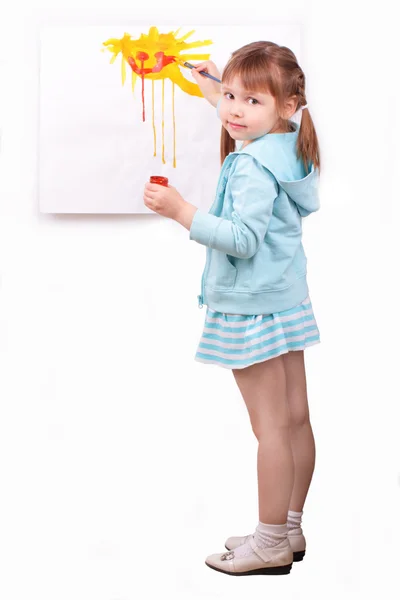 La bambina dipinge un quadro — Foto Stock