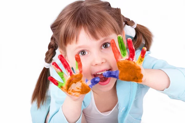Menina brinca com as mãos coloridas — Fotografia de Stock