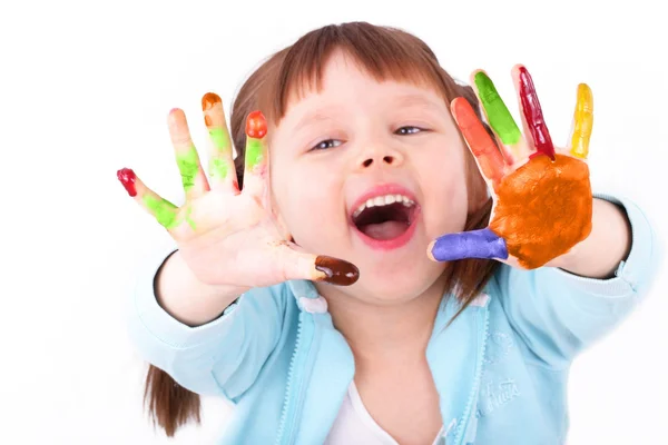 Malá holka ukazuje barevné ruce — Stock fotografie