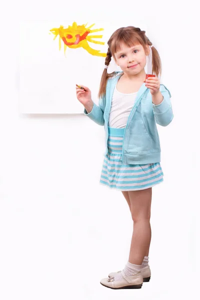 Маленькая девочка со своей забавной картиной — стоковое фото
