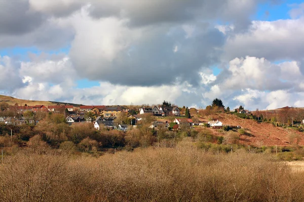 Schotse heuvels met huizen op het platteland — Stockfoto