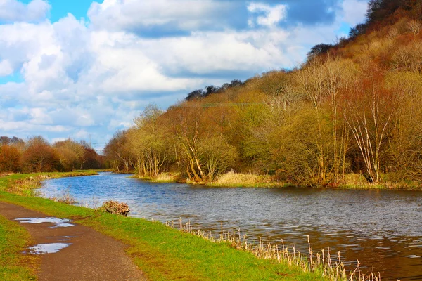 Weer en clyde canal in het voorjaar, Schotland — Stockfoto