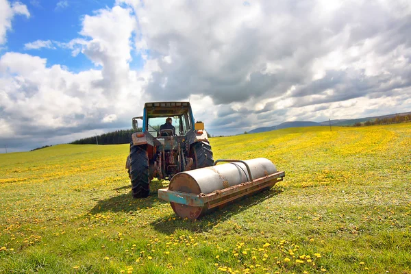Travaux agricoles de printemps dans les champs — Photo