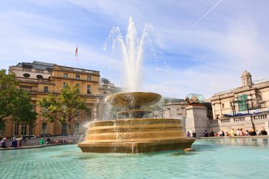 Trafalgar Meydanı ile çeşme ve turistler, Londra, İngiltere