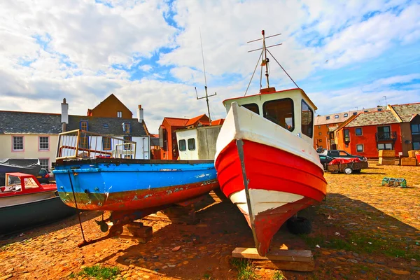 Старые рыбацкие лодки в гавани — стоковое фото