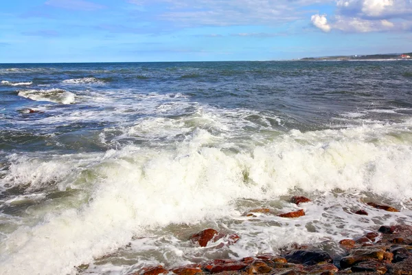 Φουρτουνιασμένη θάλασσα στην παραλία σε dunbar — Φωτογραφία Αρχείου