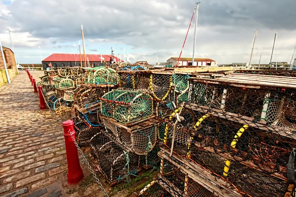 Ollas de langosta en un pequeño puerto escocés — Foto de Stock