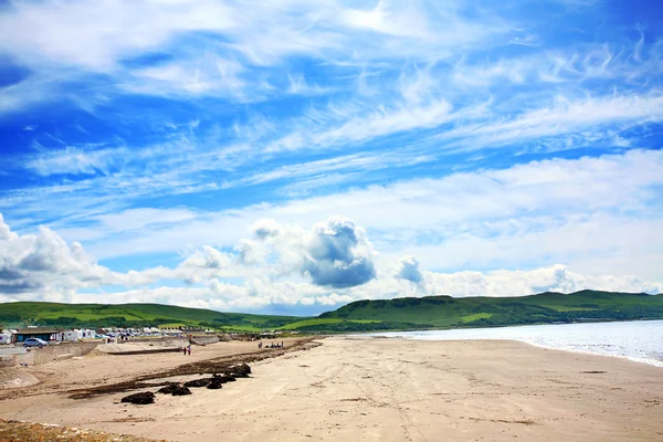 Girvan, Schottland, sonniger Strand mit entspannenden — Stockfoto