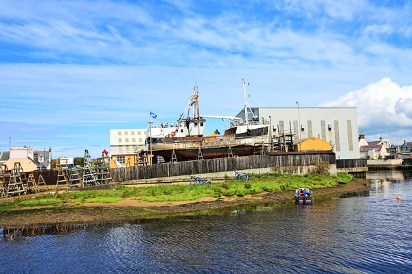 Girvan, Escócia, antigo porto, renovação de um velho navio. Verão de 2011 — Fotografia de Stock