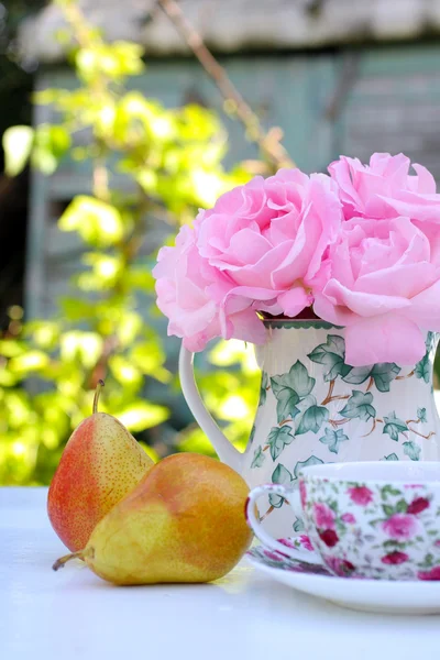 Morgon i trädgården med rosor och päron — Stockfoto