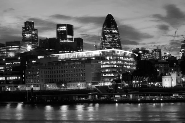 Μοντέρνα αρχιτεκτονική Λονδίνο τη νύχτα — Φωτογραφία Αρχείου