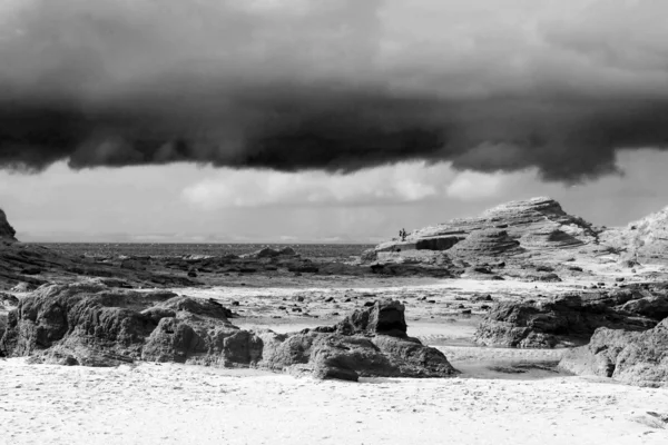 Pláž obklopující hrad v Tantallonu, scoltand, černá a bílá — Stock fotografie