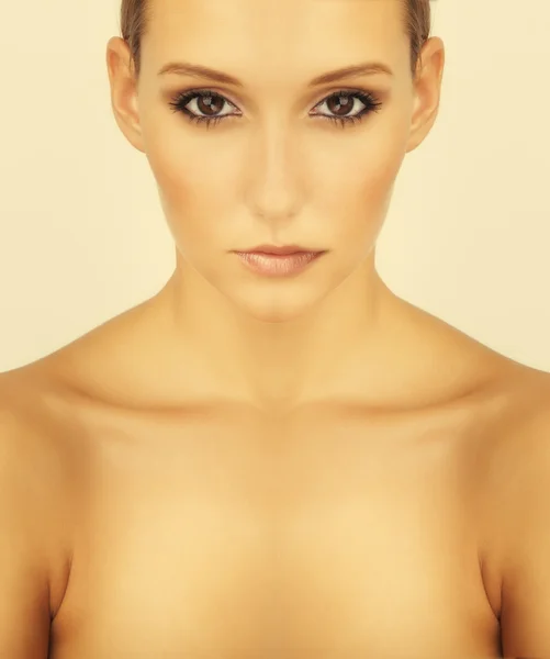 Vysoká klíčové krásná brunetka portrét — Stock fotografie