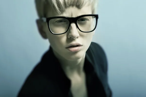 Красива молода блондинка в окулярах — стокове фото