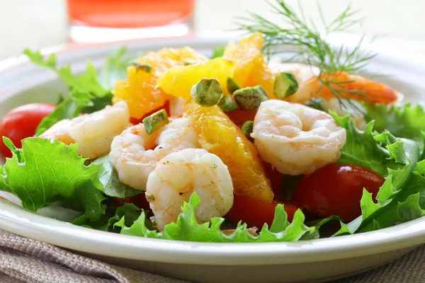 Salad with grilled shrimp, orange and pistachios — Stock Photo, Image