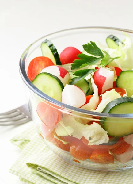Ensalada con lechuga y pepino, rúcula y tomates cherry —  Fotos de Stock