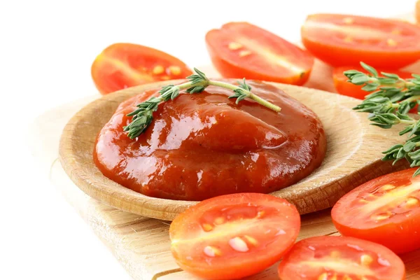 Tomatsås, ketchup med färska tomater — Stockfoto