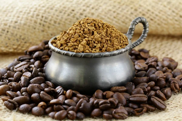 Friss és illatos kávé babot és egy vászon zsákban instant kávé — Stock Fotó