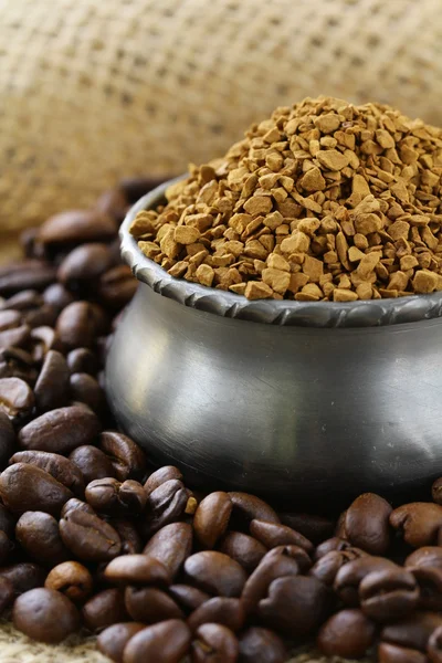 Świeże, aromatyczna kawa i kawa rozpuszczalna w lniane torby — Zdjęcie stockowe
