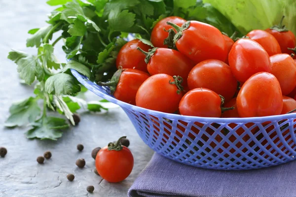 Cherry tomaten en kruiden in een rieten mand — Stockfoto