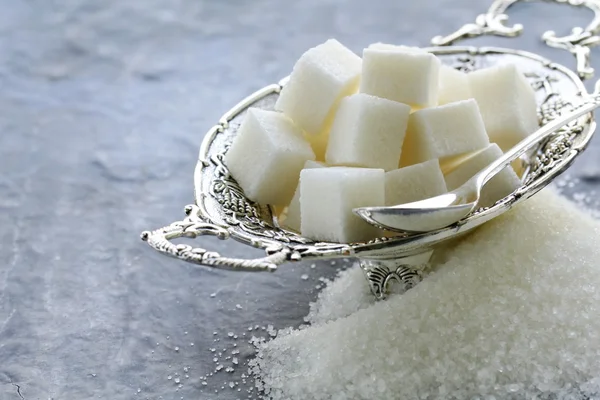 Varios tipos de azúcar: azúcar refinado y azúcar granulada — Foto de Stock
