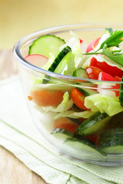 Salade met sla en komkommer, rucola en cherry tomaten — Stockfoto