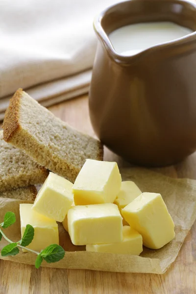 Mantequilla amarilla fresca en una mesa de madera — Foto de Stock